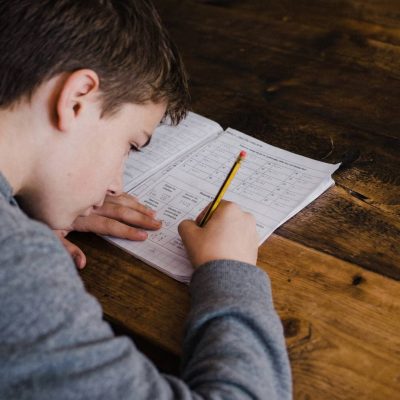 Organisation et gestion du temps : les clés pour des devoirs plus efficaces et moins stressants